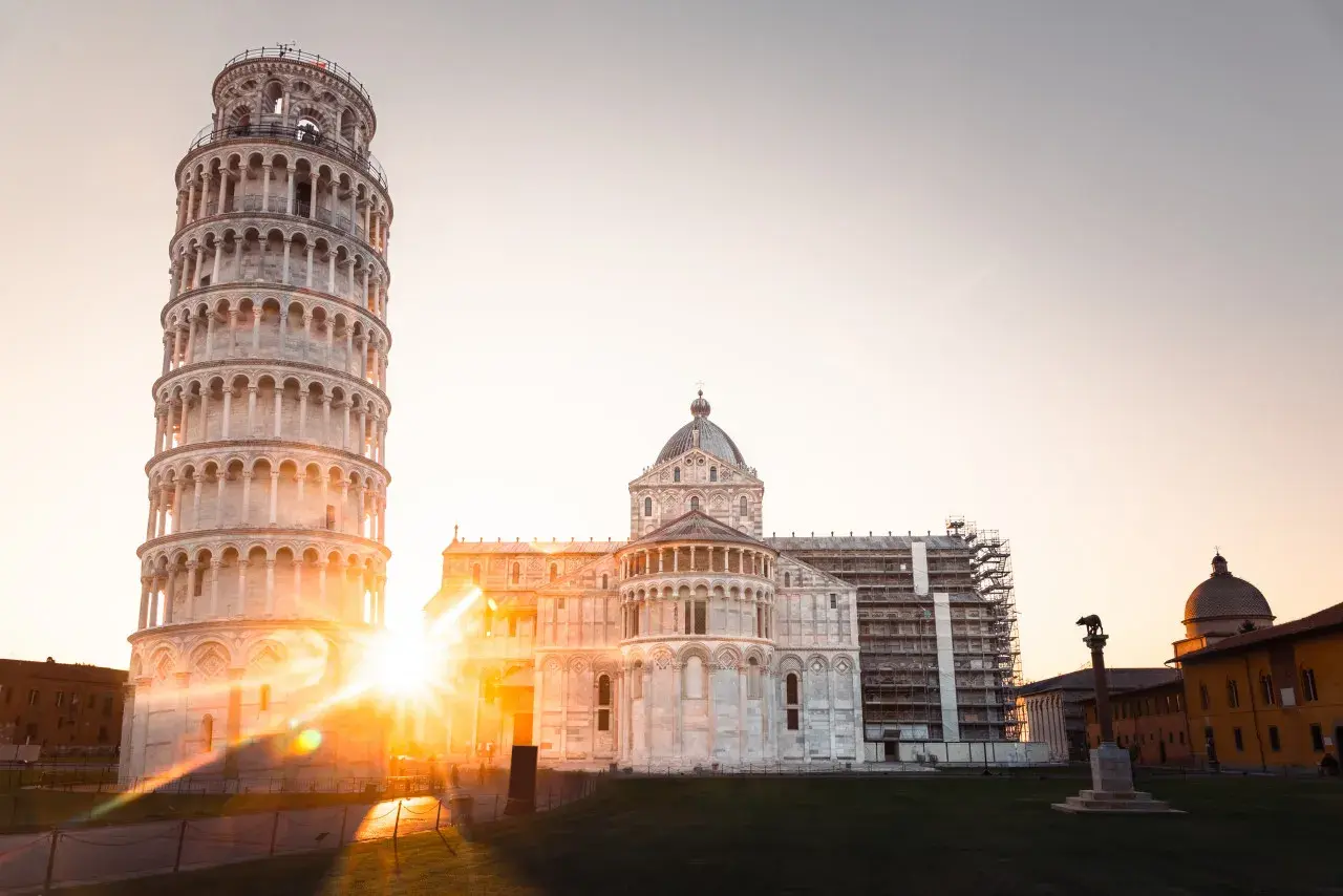 La Torre di Pisa, con il Duomo sullo sfondo, illuminata dal sole al tramonto. Un'emozione unica da vivere, un sogno da realizzare: visitare la Torre di Pisa.