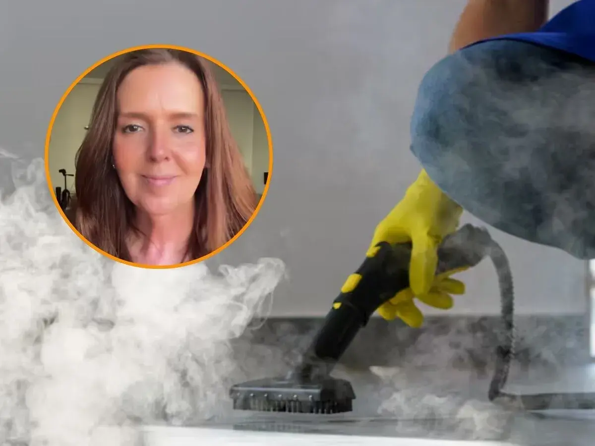 Una mujer sonriente y una mano con guante amarillo usando una vaporeta para limpiar. Descubre para qué sirve la vaporeta.