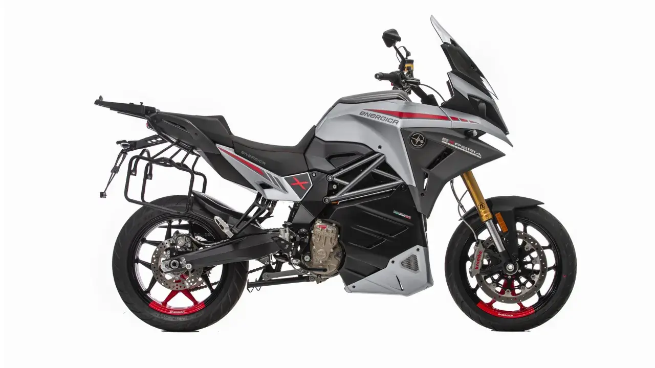 Motocicleta eléctrica Energica Experia, plateada y negra, con maletas laterales. Lista para una aventura energética.