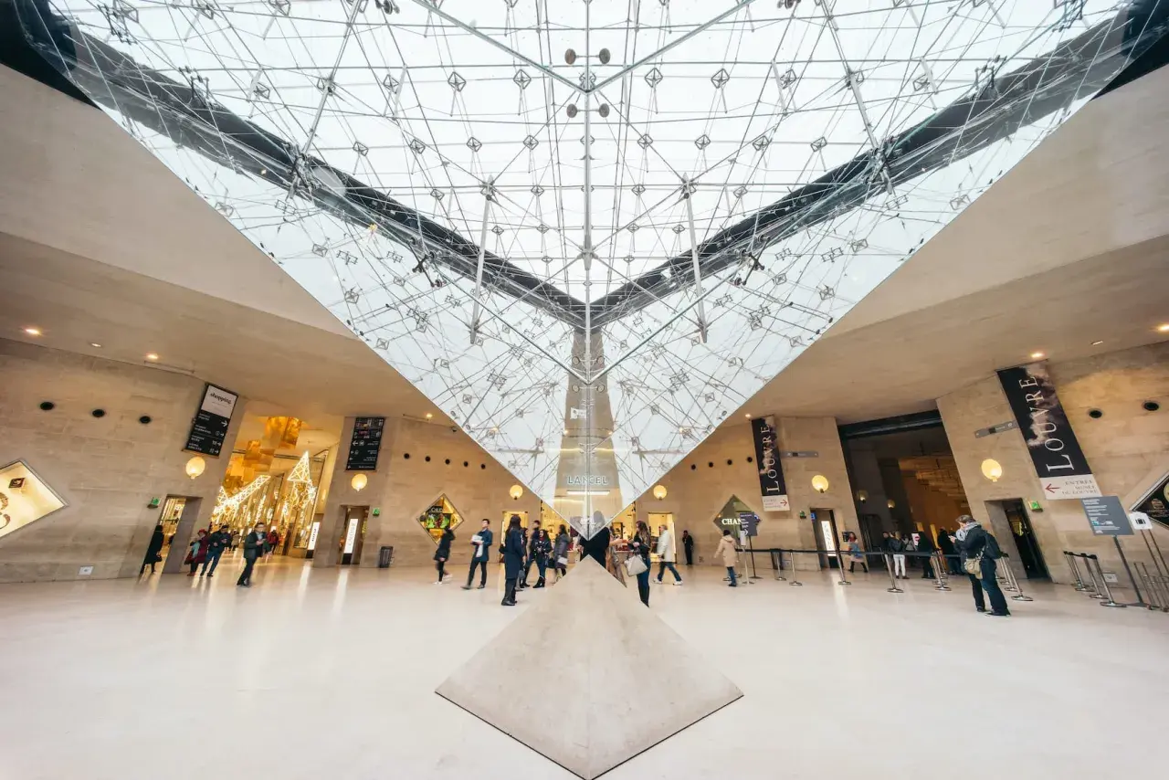 Menschen im Louvre-Museum, Paris, unter der Glaspyramide. Hier ist die Mona Lisa in echt zu sehen.