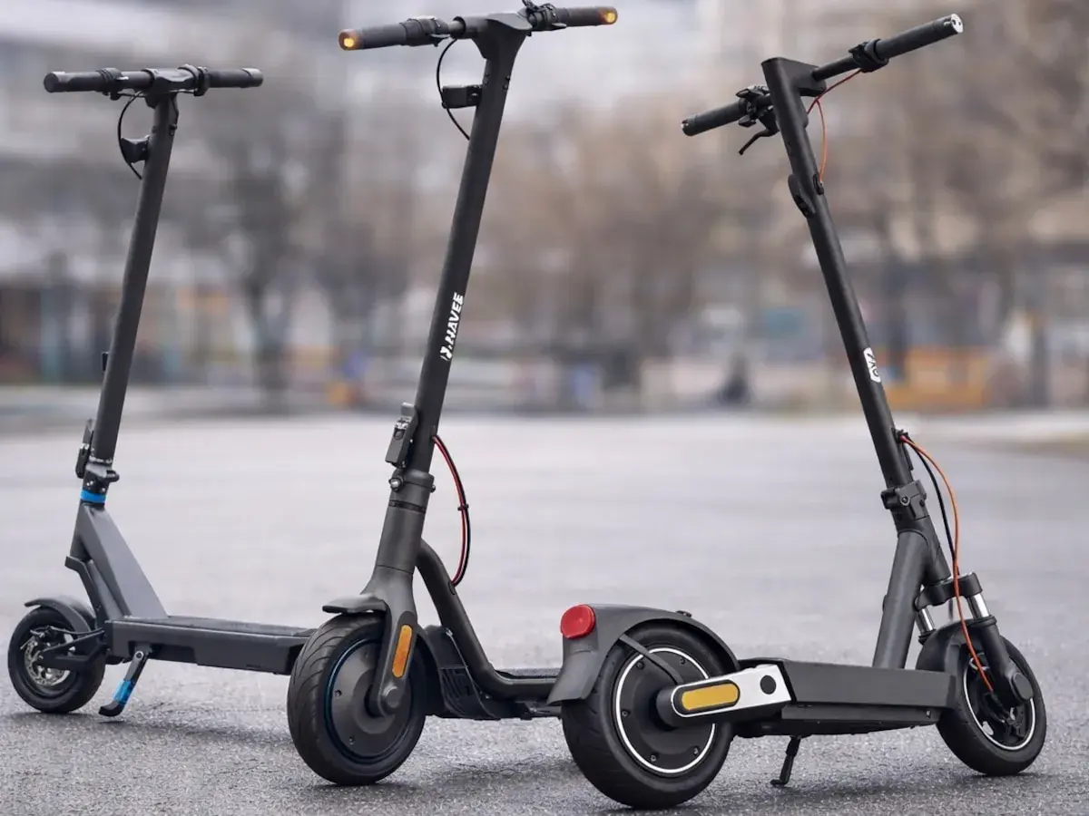 Zwei schwarze E-Scooter stehen bereit für den e roller test. Einer mit dem Schriftzug "NAVE", der andere etwas weiter hinten.