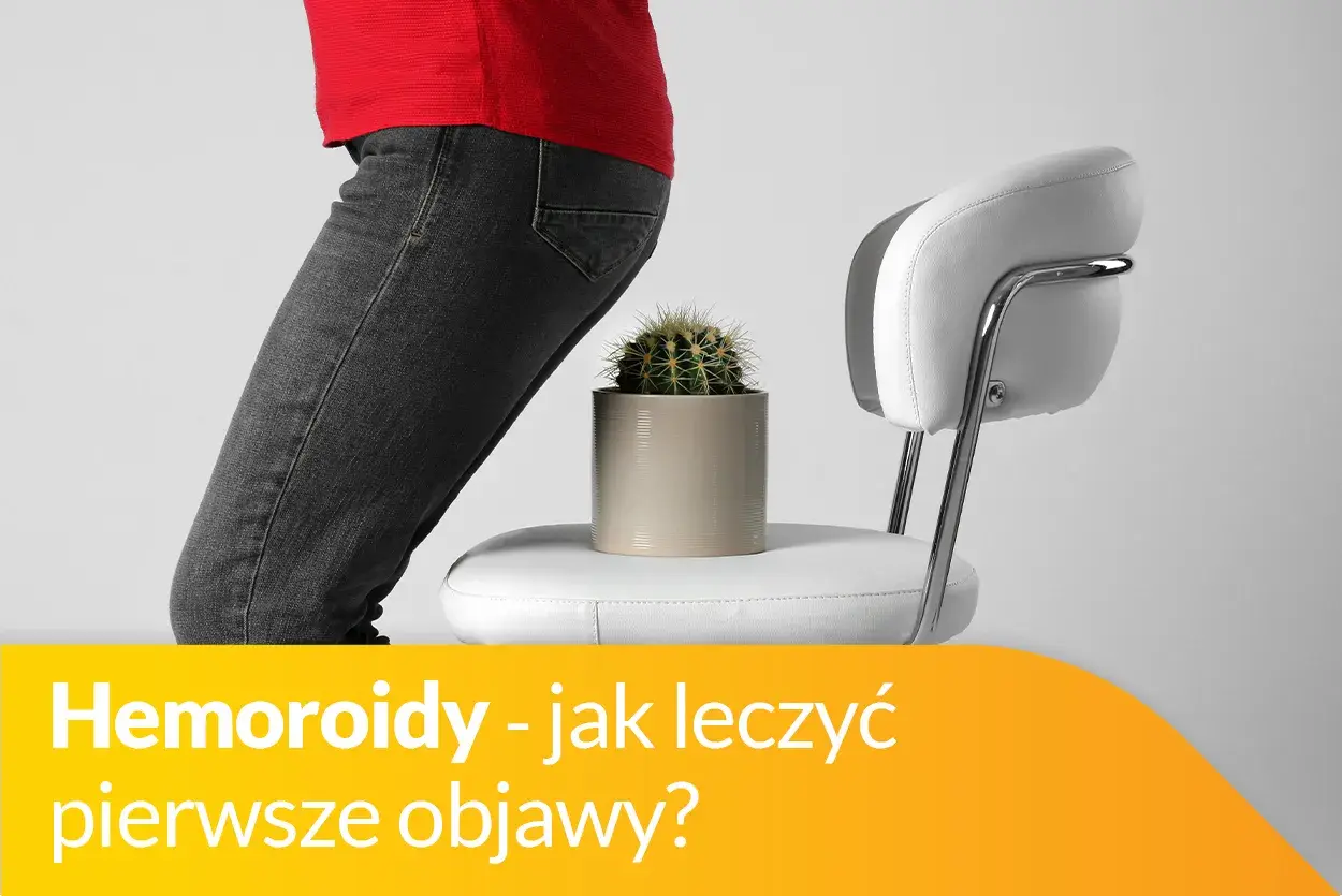 Osoba w czerwonej bluzce i dżinsach stoi obok krzesła, na którym stoi doniczka z kaktusem. Temat: żylaki odbytu.