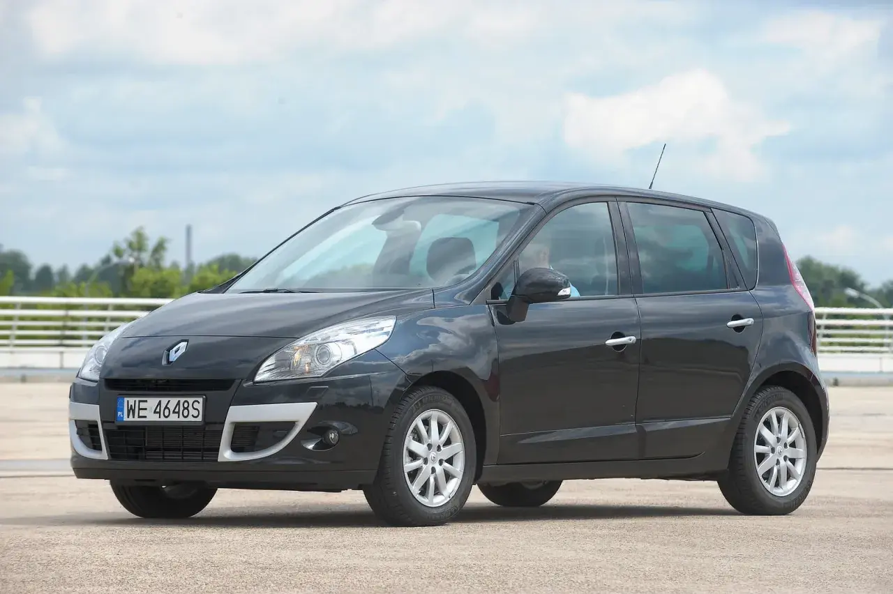 Czarny Renault Scenic 3, gotowy do wymiany żarówki H7.