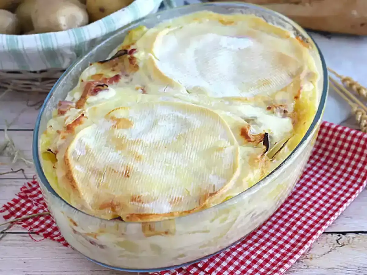 Gratin savoyard réconfortant, avec pommes de terre, lardons et fromage fondant. Une recette savoyarde parfaite pour se réchauffer.