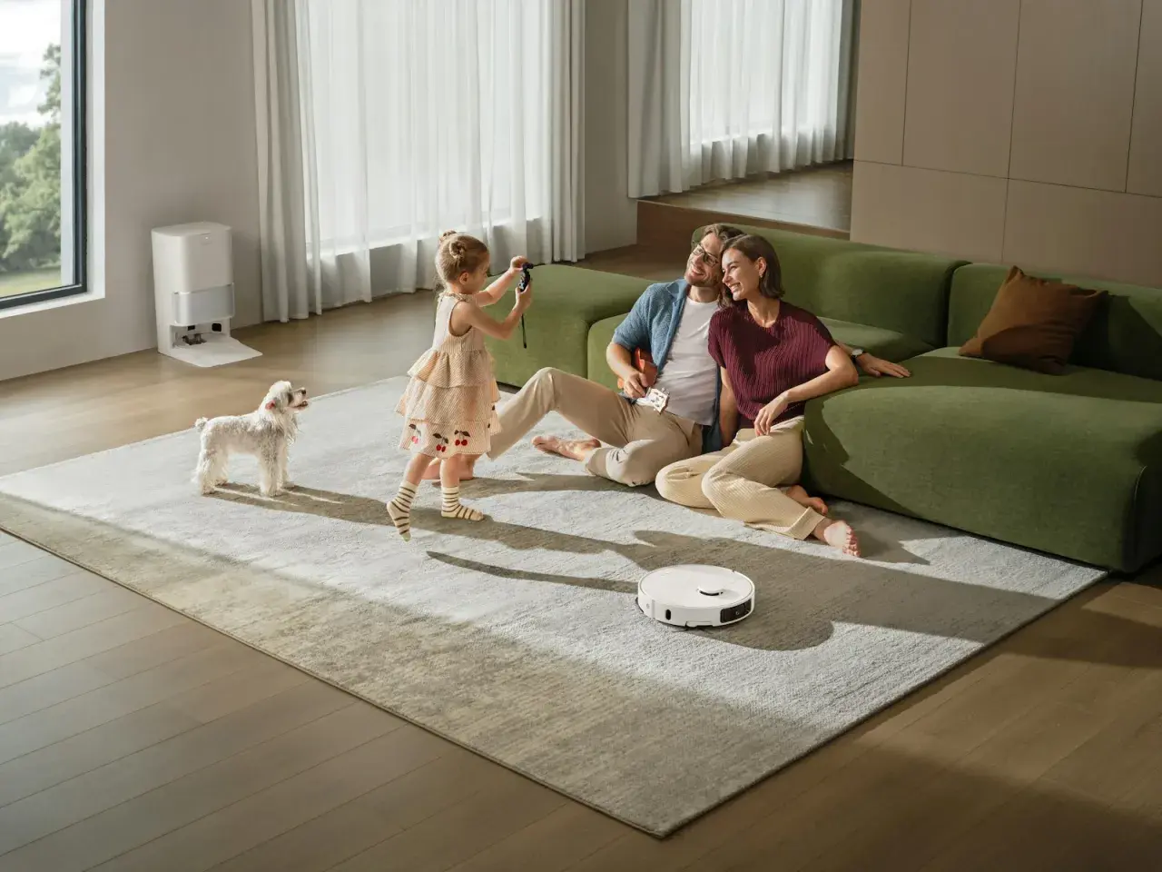 Familia feliz disfrutando de su hogar mientras un robot aspirador limpia. Las ventajas de la domótica se reflejan en este momento de paz y comodidad.
