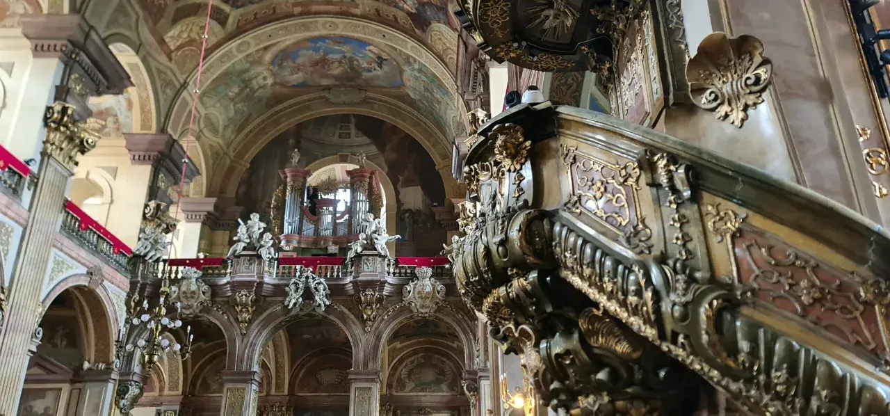 Prunkvolle Kanzel in einer der Kirchen Breslaus, mit Blick auf die Orgel und Deckenmalereien.