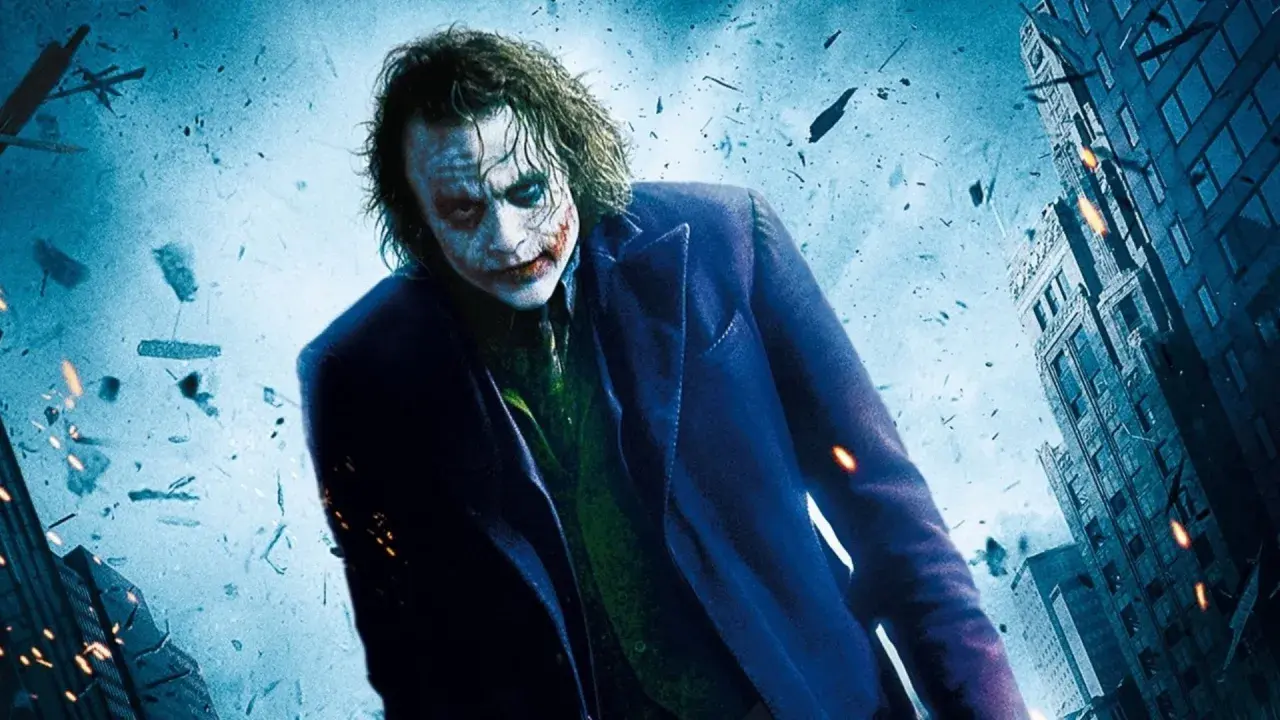 La storia di Joker, con il suo trucco iconico e il completo viola, emerge da un caos di detriti urbani e esplosioni.