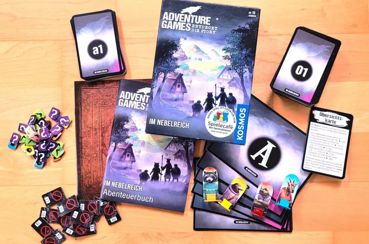 Kosmos Adventure Games: "Im Nebelreich" Spielmaterialien, darunter Karten, Figuren und das Abenteuerbuch, laden zu spannenden Entdeckungen ein.