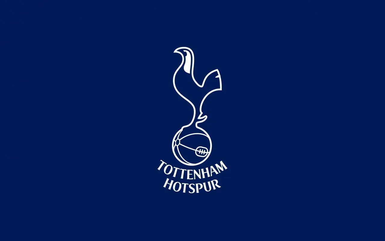 Herb Tottenham Hotspur z kogutem i piłką. To symbol, który zna każdy fan, gdy myśli o tottenham składzie.