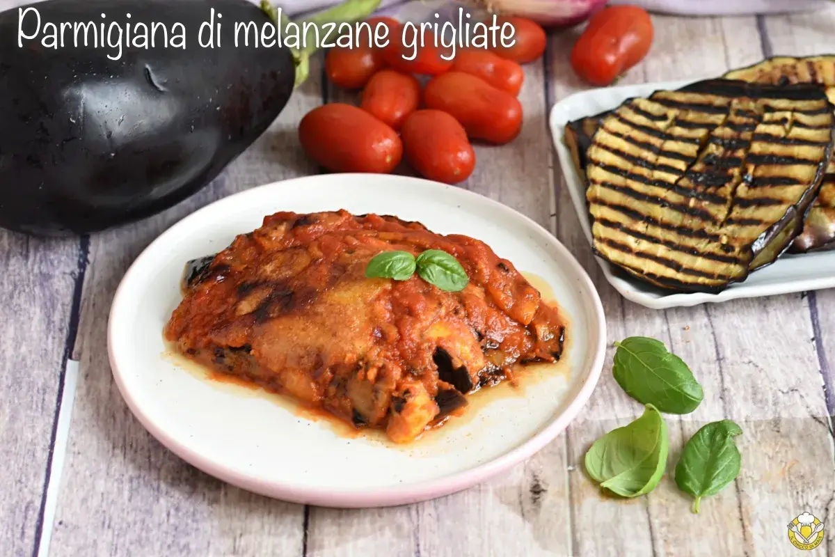Parmigiana di melanzane grigliate, una ricetta leggera e gustosa. Melanzane grigliate, pomodoro e basilico compongono questo piatto.