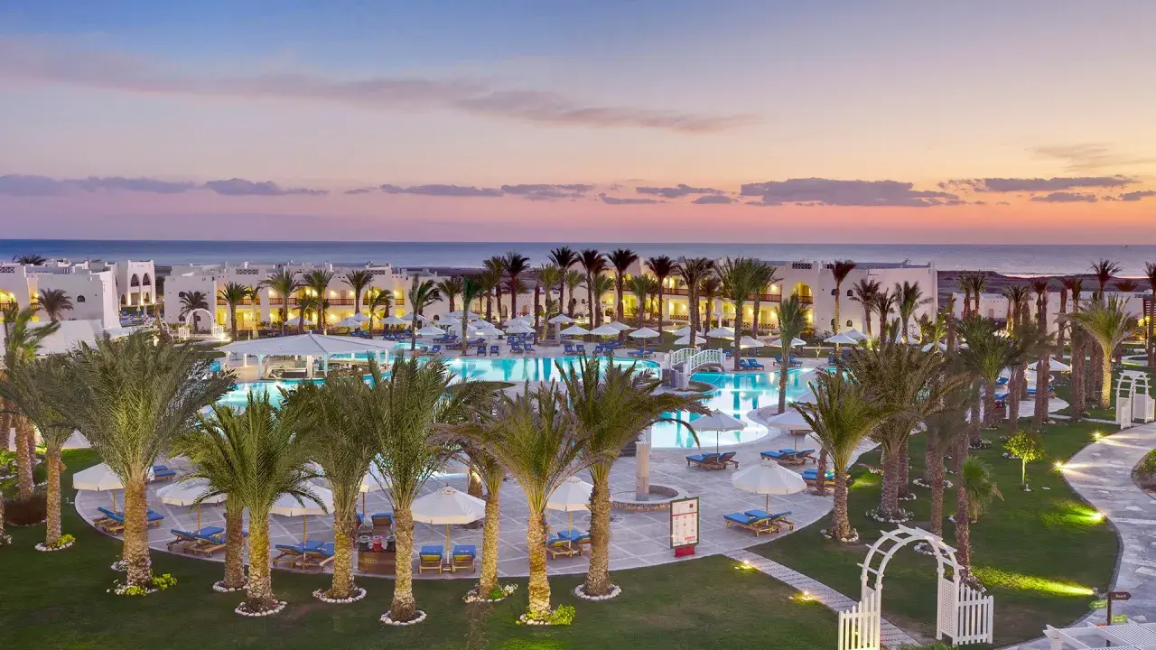 Piękny widok na basen i plażę w Hilton Marsa Alam Nubian Resort. Opinie gości potwierdzają rajskie wakacje.