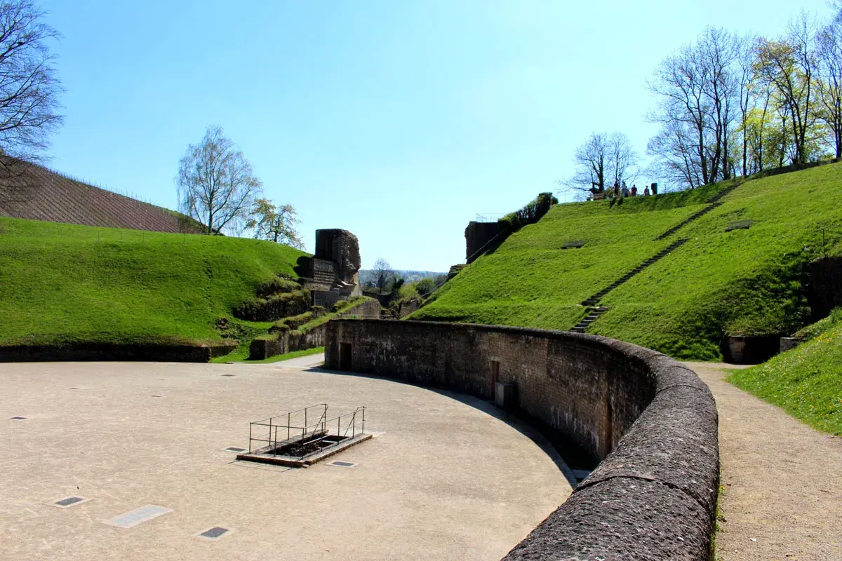 Römische Arena in Trier: Hier kann man in Trier Geschichte erleben, mit grünen Hängen und alten Mauern.