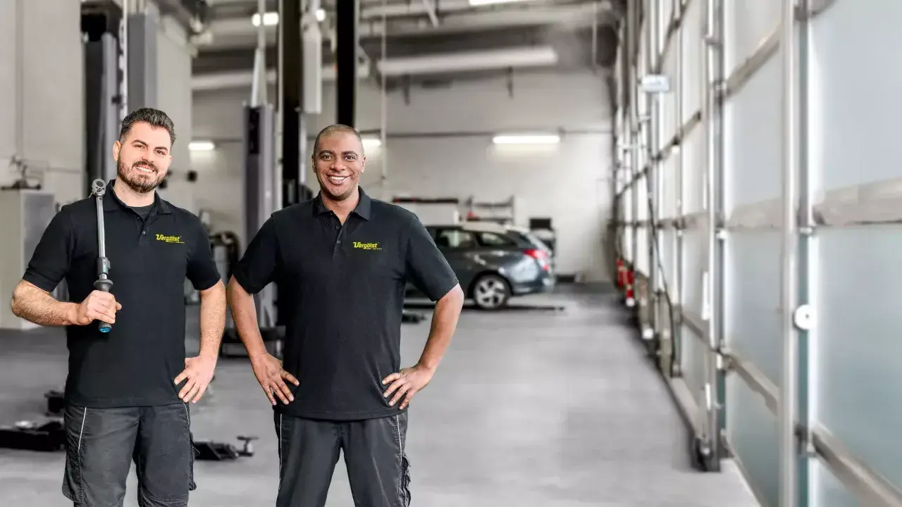 Zwei Mechaniker in einer Werkstatt. Suchen Sie KFZ Meister Stellenangebote? Hier finden Sie Ihr neues Team!