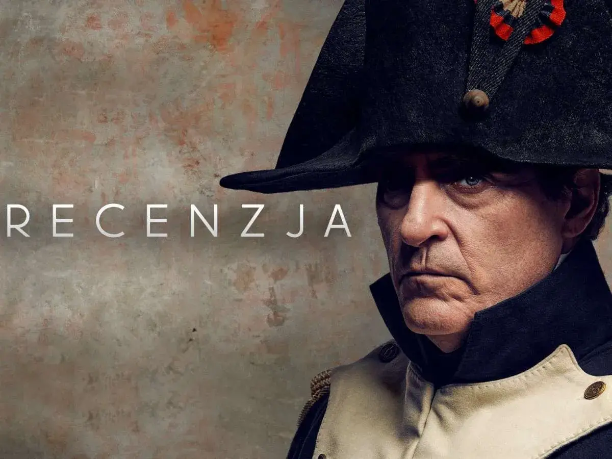 Napoleon recenzja filmu: zbliżenie na twarz aktora w historycznym stroju, z widocznym napisem "RECENZJA".