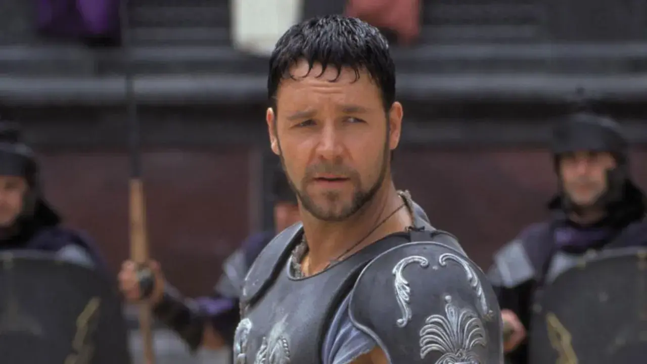 Maximus, protagonista de "Il Gladiatore", pronto alla battaglia. Le recensioni del film lodano la sua interpretazione.