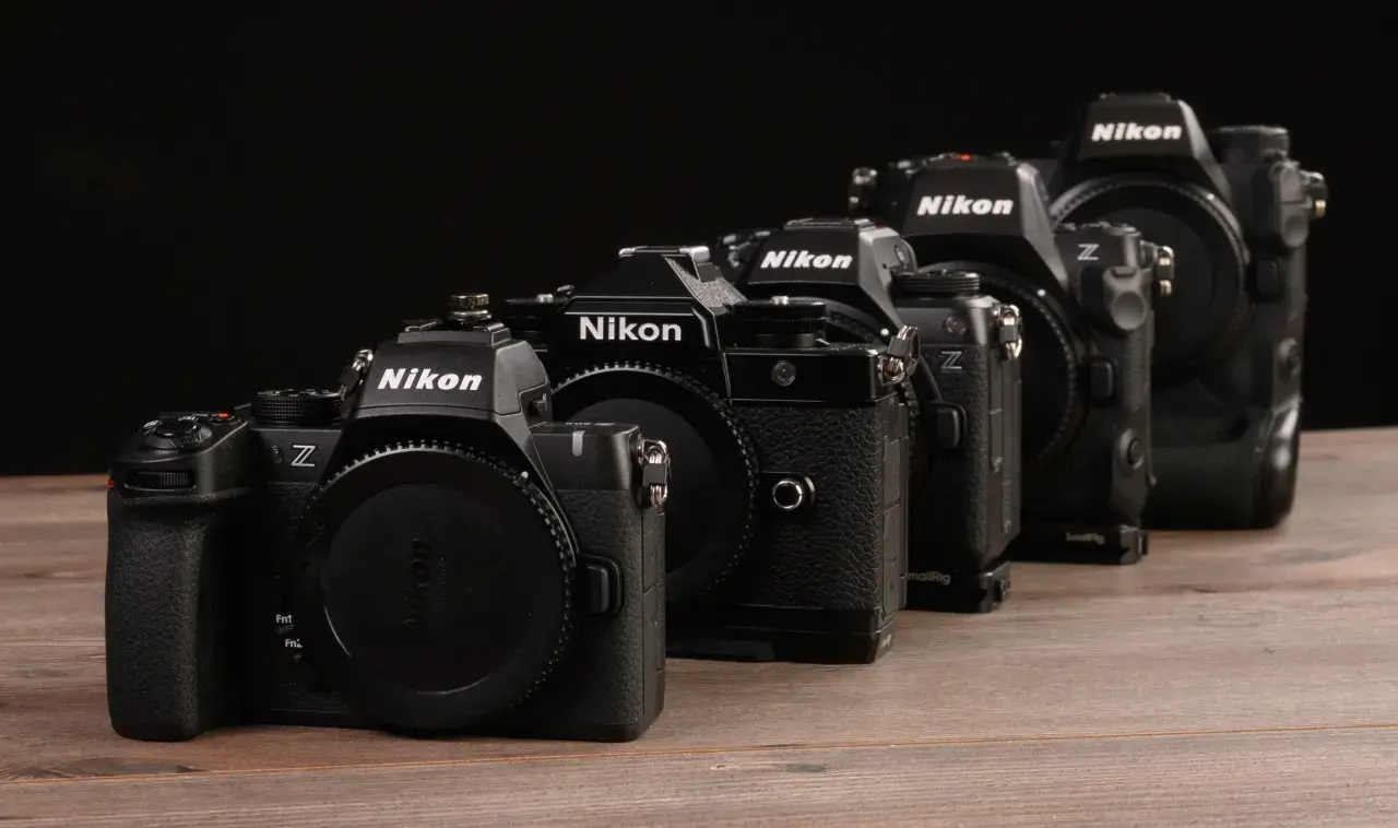 Una fila di fotocamere Nikon Z, dalla più piccola alla più grande, con la Nikon Z90 in primo piano.