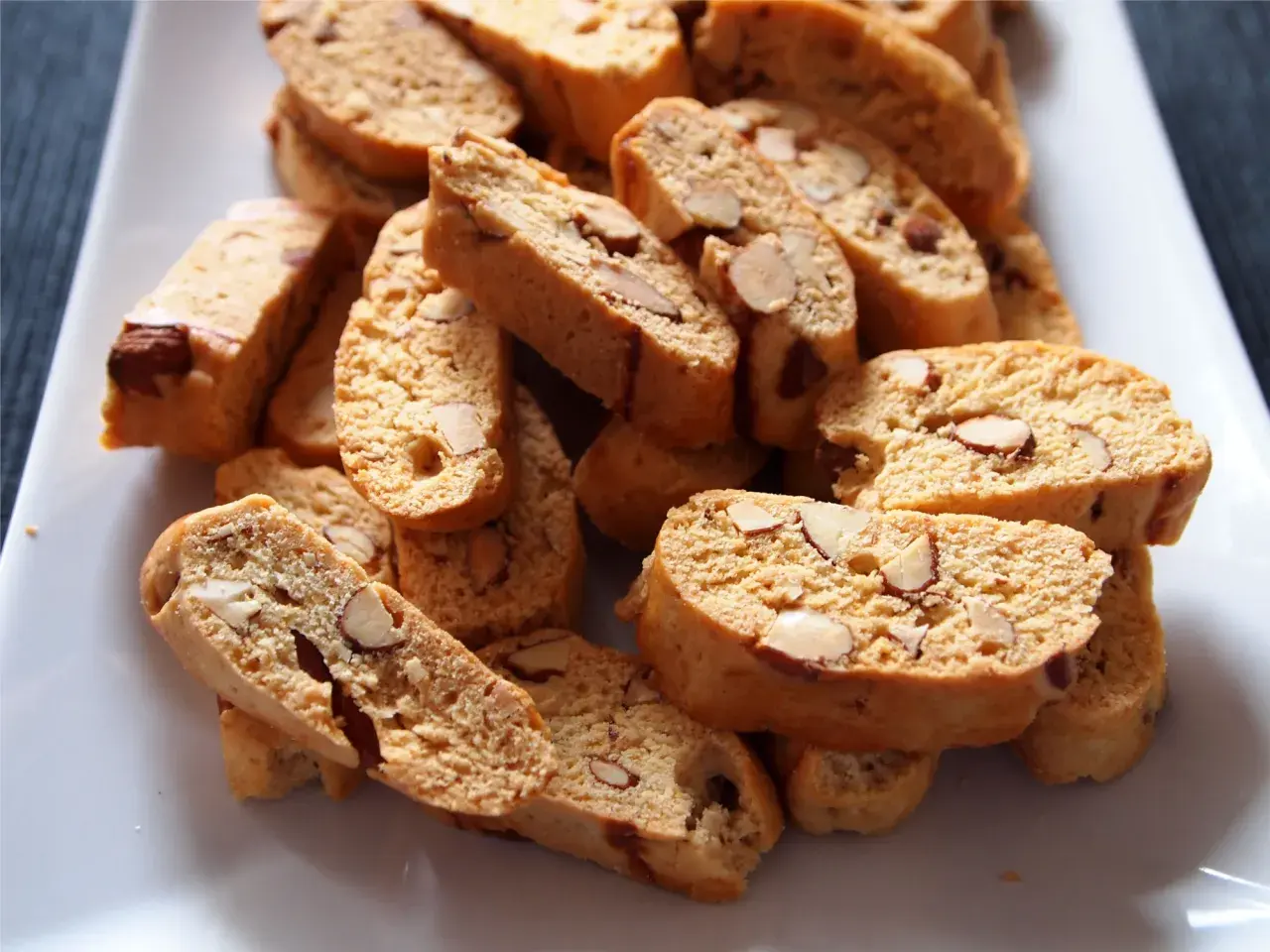 Stos chrupiących cantuccini z migdałami, idealnych do kawy. Prosty cantuccini przepis na pyszne ciasteczka.