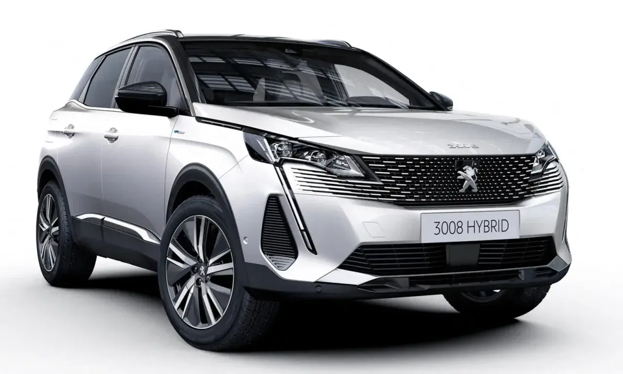 Silver Peugeot 3008 plug-in hybrid test. En modern SUV med distinkt grill och LED-lampor.