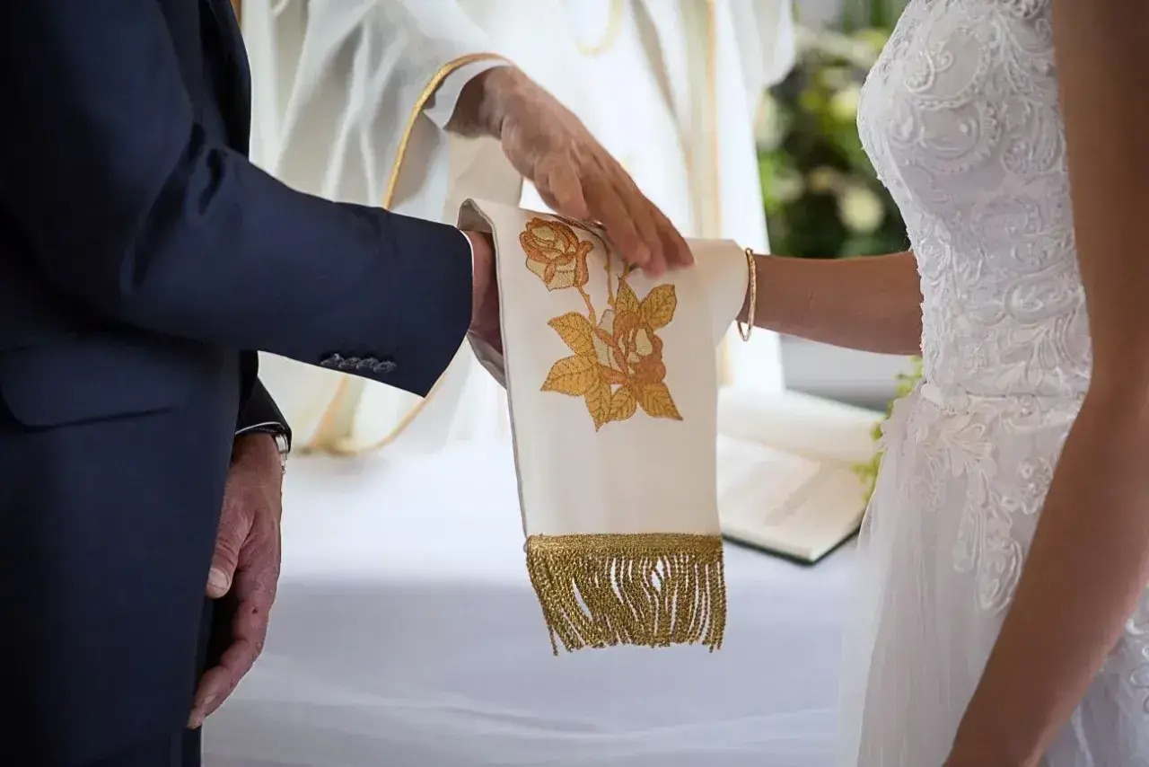Ceremonia ślubna w kościele, podczas której ksiądz błogosławi parę. Długość ceremonii jest różna, ale zazwyczaj trwa około 45 minut.