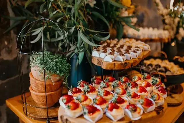 Ile kosztuje catering na imprezę? Poznaj ceny i oszczędź na przyjęciu