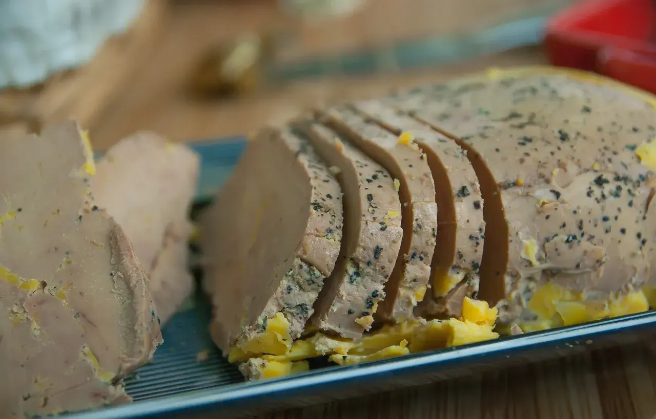 Tranche de foie gras assaisonnée, prête à être dégustée avec un vin blanc de Bourgogne.