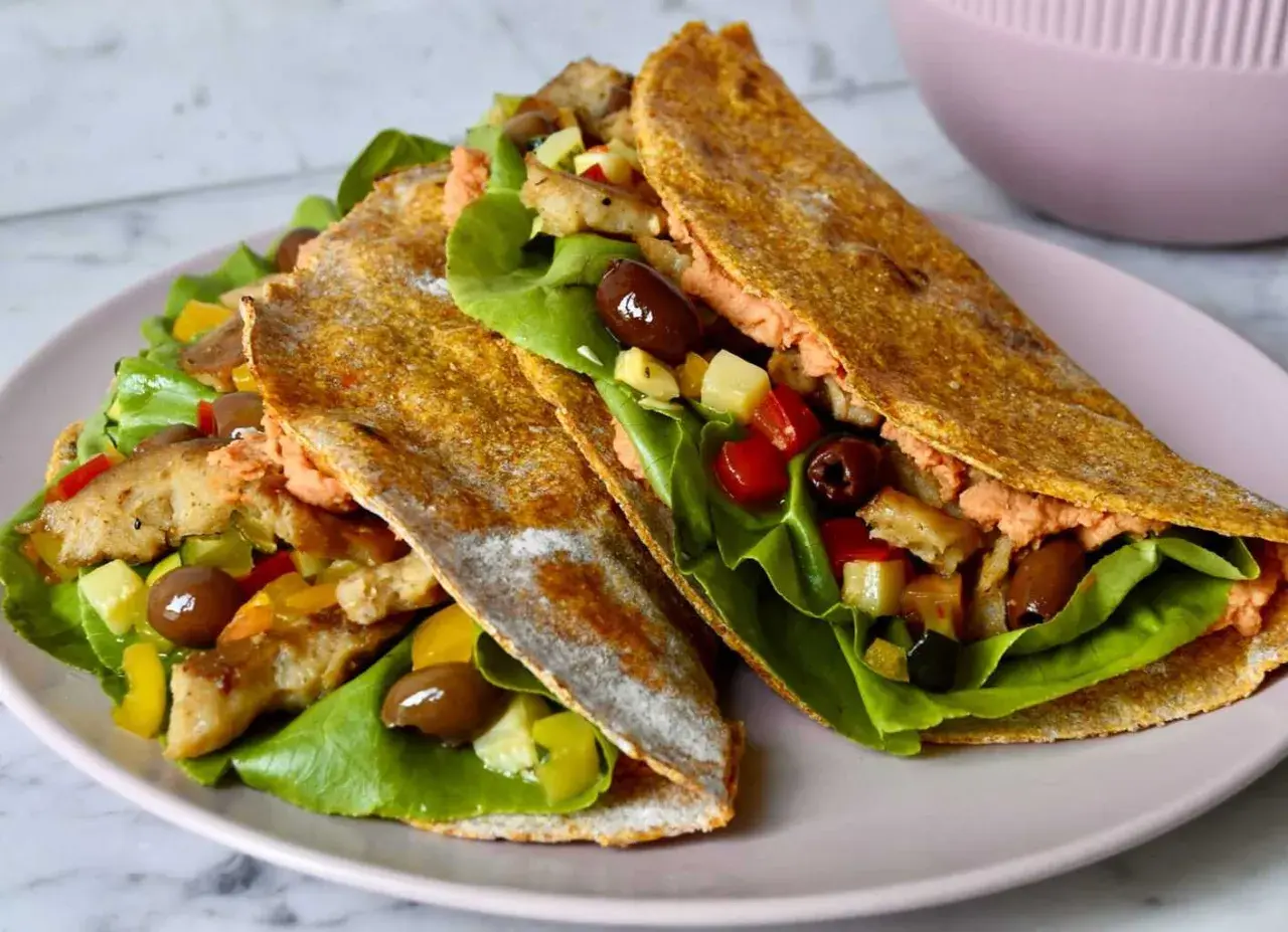 Piadina di carote ripiena di verdure fresche, olive e un cremoso paté. Un pasto colorato e gustoso.