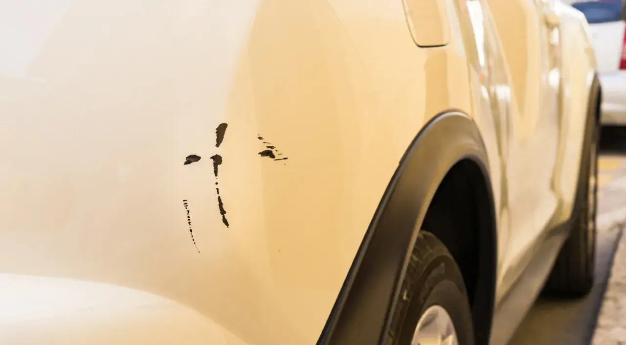 Arañazo profundo en coche color crema. ¿Buscas reparar arañazo profundo coche precio?