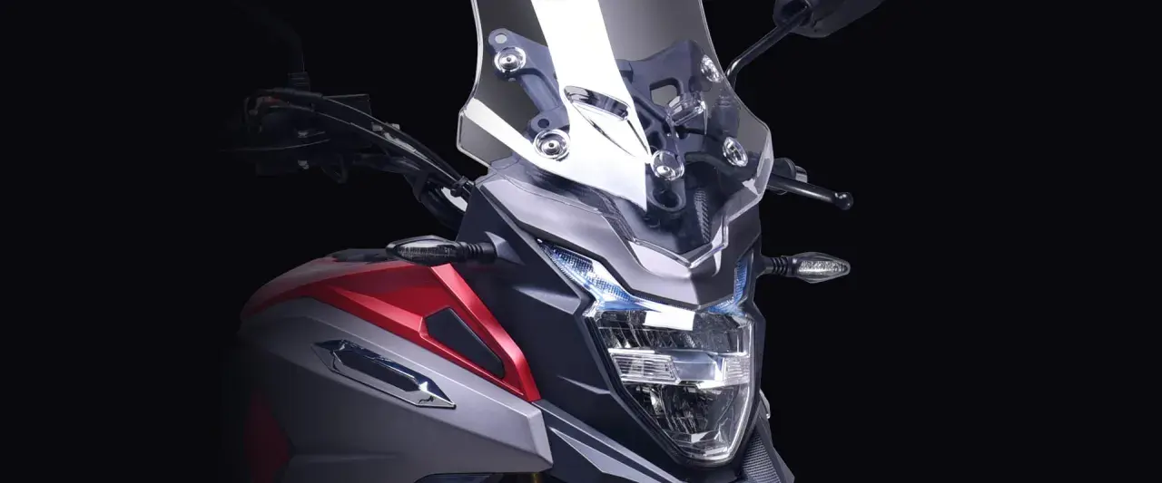 Nowy motocykl typu adventure z aerodynamiczną owiewką i ostrymi liniami, gotowy na każdą wyprawę.