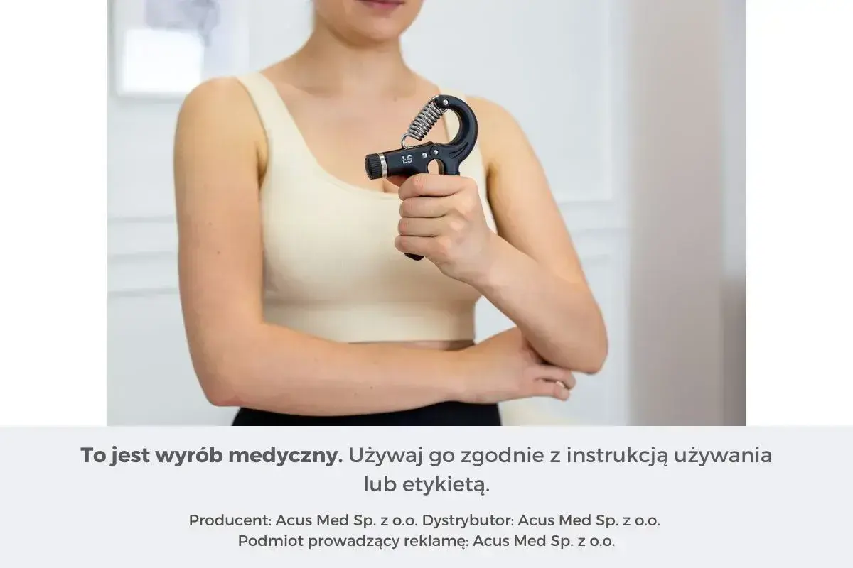 Kobieta ćwiczy chwyt dłoni za pomocą przyrządu, pokazując, jak wzmocnić nadgarstki.