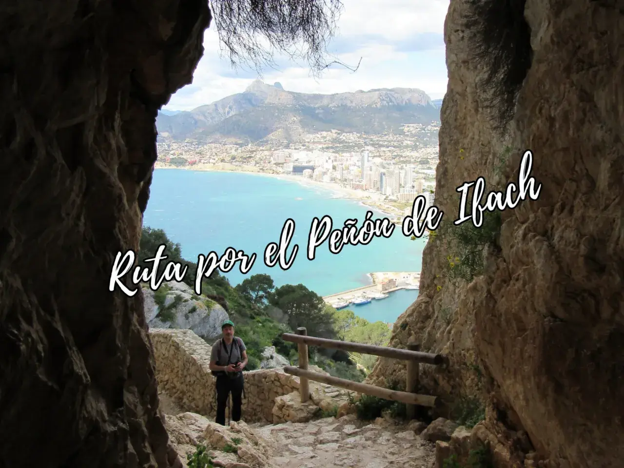 Hombre en la ruta peñon de ifach, con vistas al mar y la ciudad.