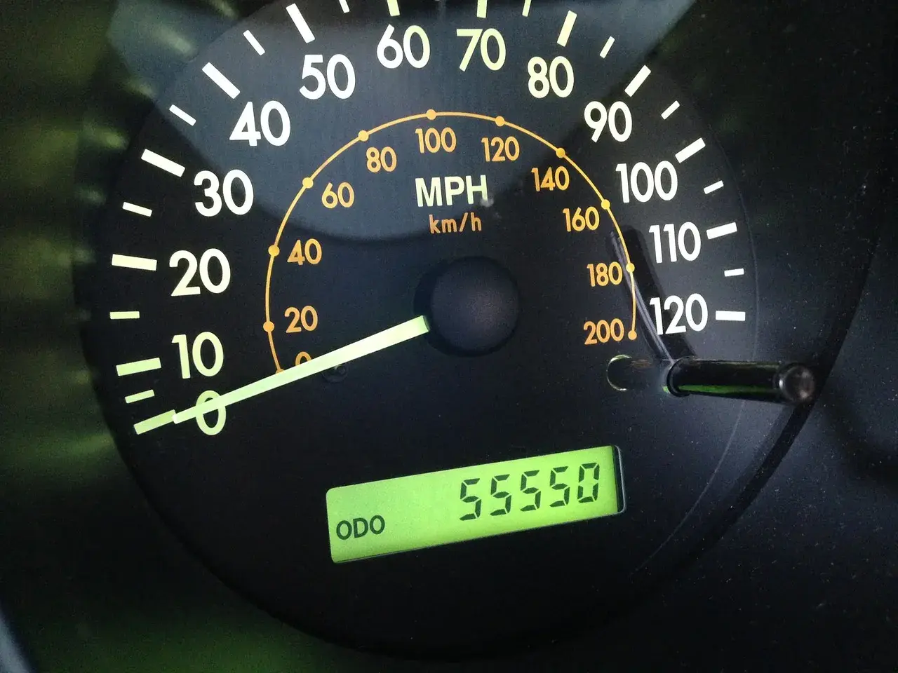 Wakuometr, czyli licznik kilometrów, pokazuje 55550 km. Wskazówka prędkościomierza znajduje się między 0 a 20 MPH.