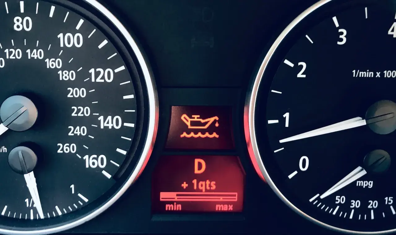 Luz de aceite encendida en el tablero. Indica cómo saber si hay que cambiar el aceite del coche.