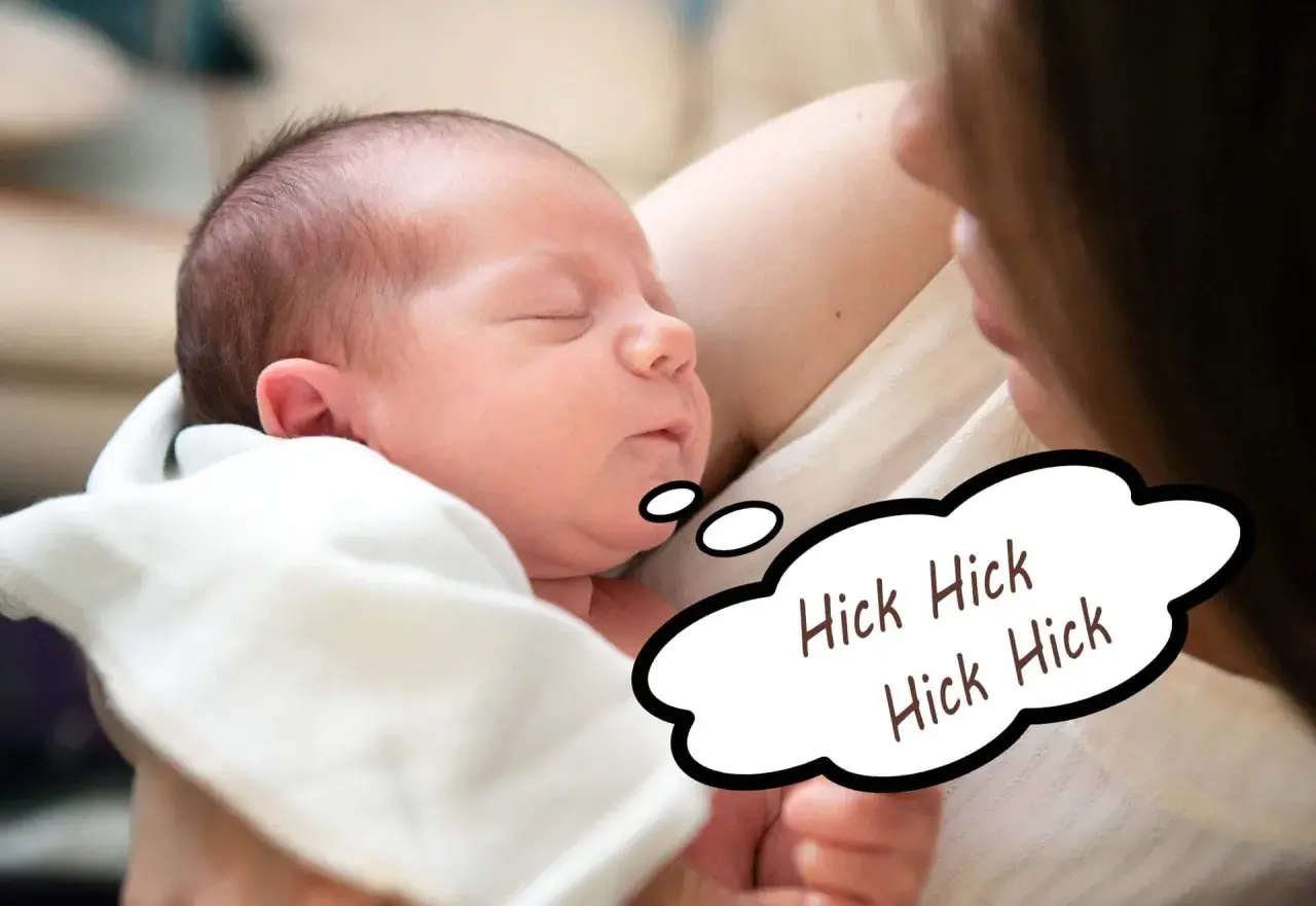 En sovande bebis med hicka, inlindad i en vit filt. En pratbubbla visar "Hick Hick Hick Hick".