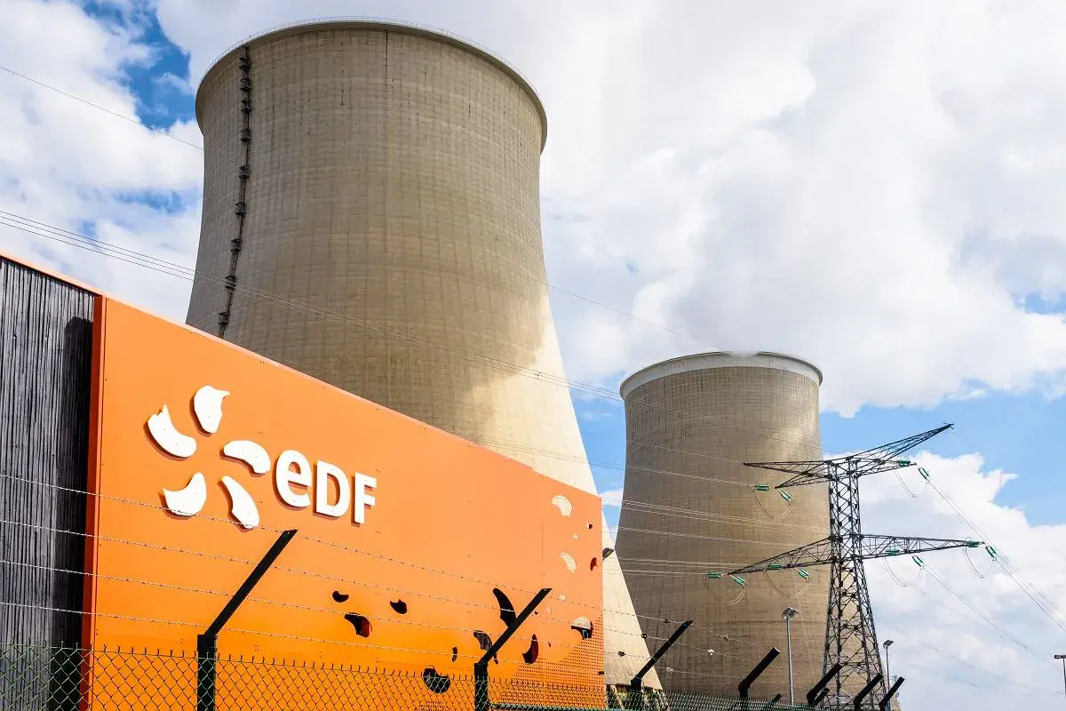 Chłodnie kominowe elektrowni EDF, która odpowiada za to, ile elektrowni atomowych ma Francja.