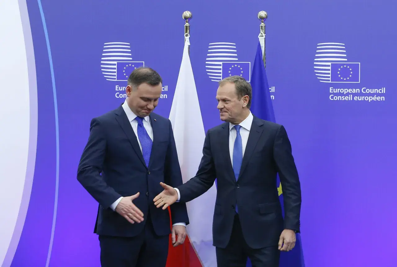 Andrzej Duda i Donald Tusk witają się na tle flag UE. Czy to początek lepszej współpracy, czy tylko pozory, dlaczego prezydent unika wspólnych konferencji?