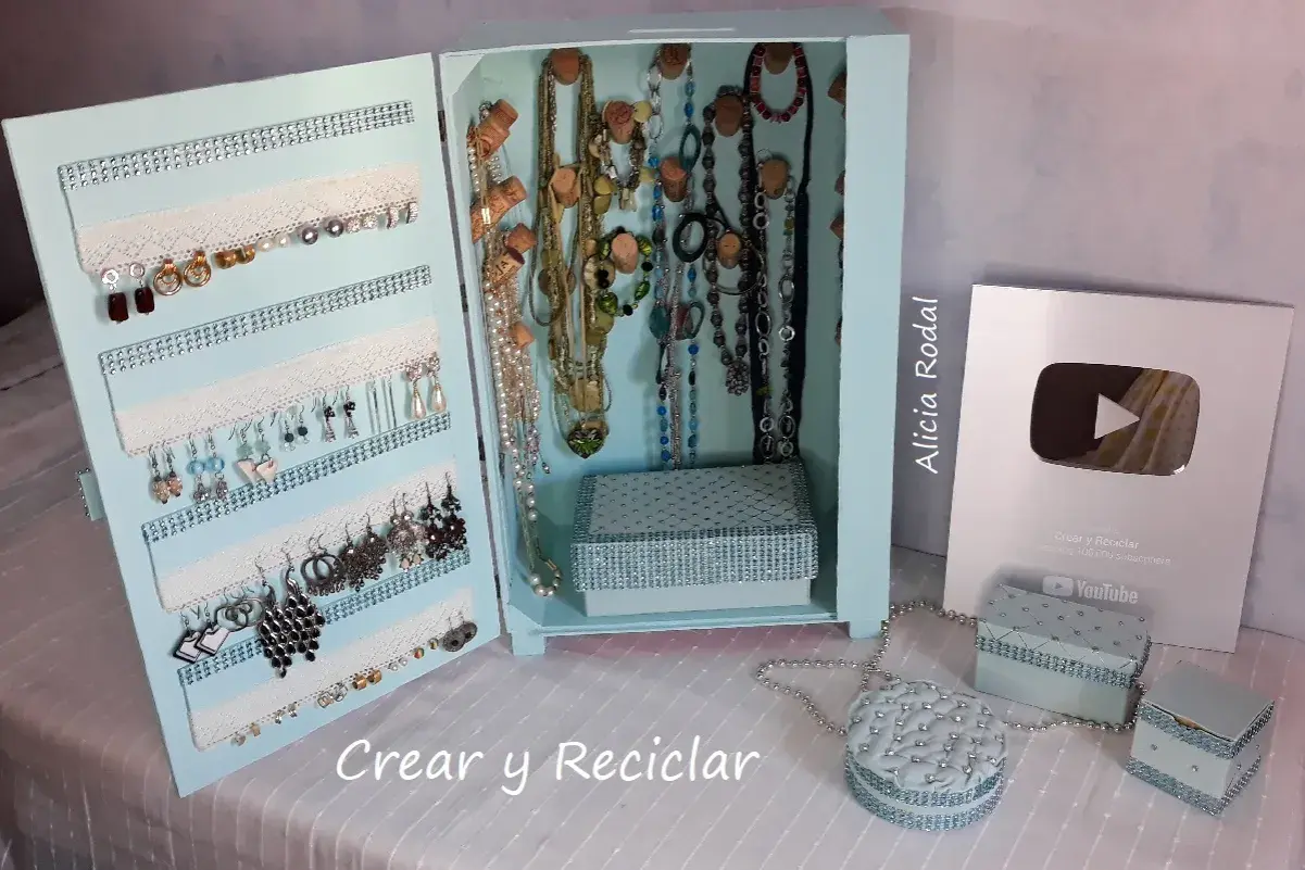Joyero manualidades con muchos collares y pendientes. Un proyecto de "Crear y Reciclar" con un toque brillante.
