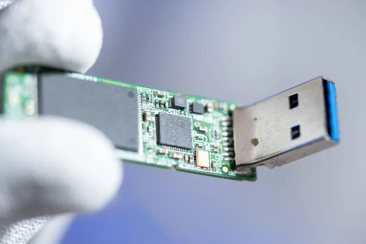 Nahaufnahme eines USB-Sticks mit Leiterplatte. Vielleicht hilft die CMD, den USB stick reparieren.
