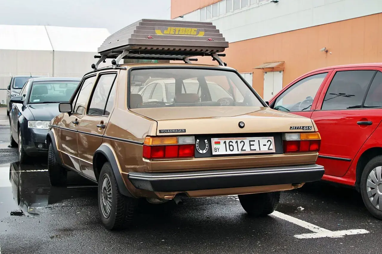Złoty Volkswagen Jetta GLS z bagażnikiem dachowym Jetbag. Na tablicy rejestracyjnej widnieje numer 1612 EI-2.
