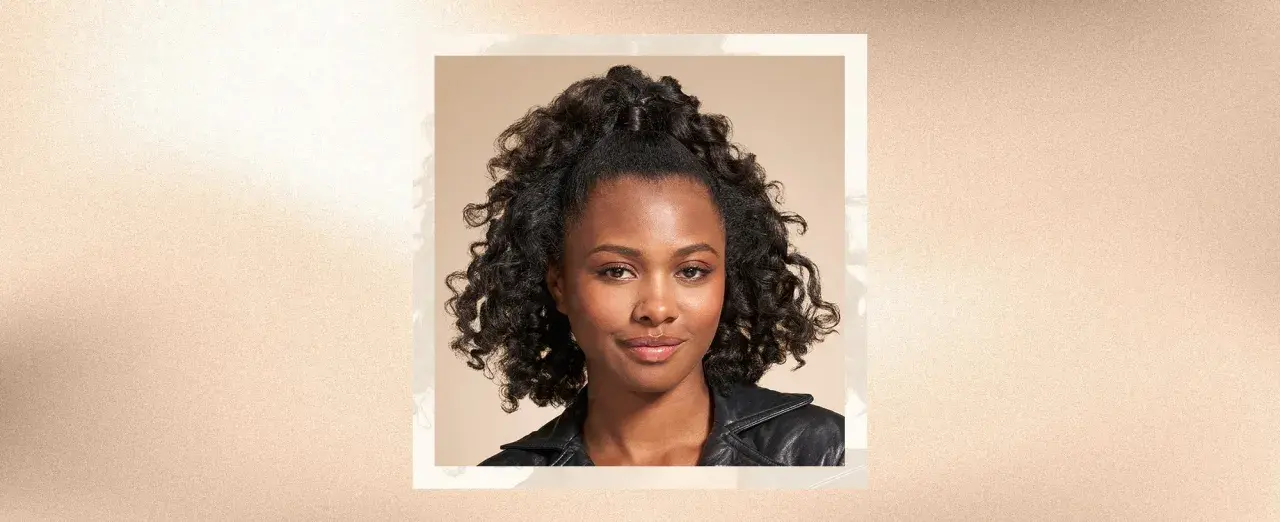 Mujer con pelo rizado corto recogido en una coleta alta. Un estilo moderno y favorecedor, el mejor corte para pelo rizado corto.