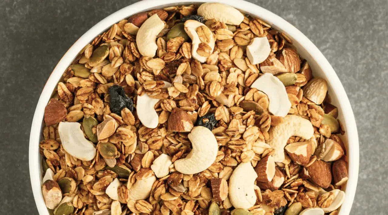 Schüssel mit Müsli, Nüssen und Kernen. Eine gesunde bor lebensmittel tabelle für den Start in den Tag.