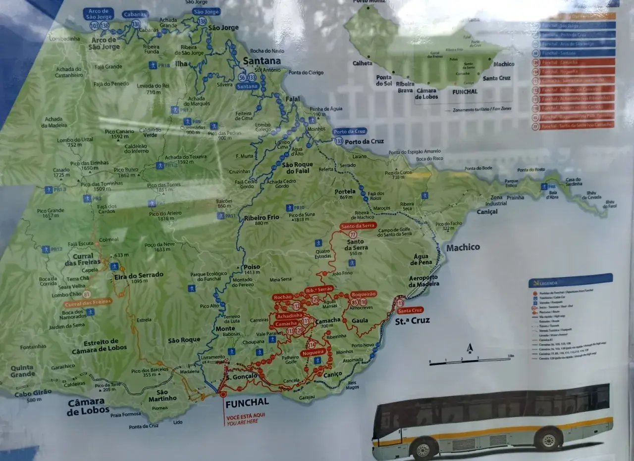 Mapa turystyczny Madery z zaznaczonym **madera transport publiczny** - trasy autobusów, szlaki piesze i punkty widokowe.