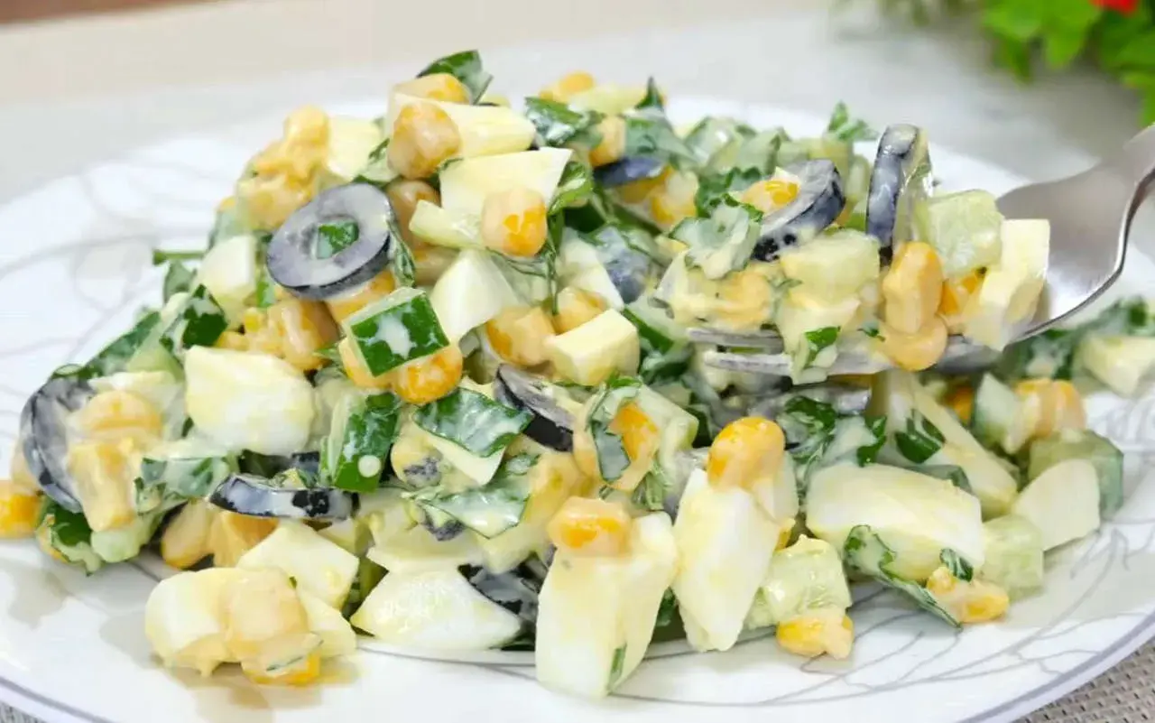 Deliziosa insalata di cetrioli con uova sode, mais, olive e un cremoso condimento. Perfetta per un pasto leggero.
