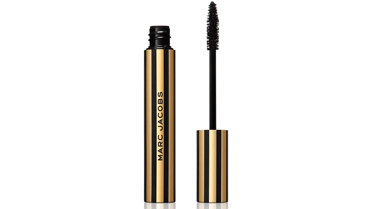 Mascara noir Marc Jacobs, tube rayé or et noir. Apprenez comment mettre du mascara pour un regard intense.