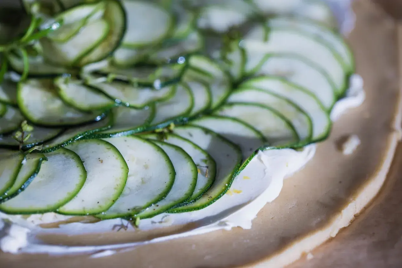 Zucchini-paj med krämig fyllning, redo för ugnen. Ett enkelt paj recept för en härlig middag.