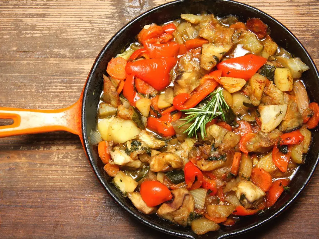 Frecandò ricetta: un saporito mix di verdure cotte in padella, con patate, peperoni rossi, melanzane e carote.