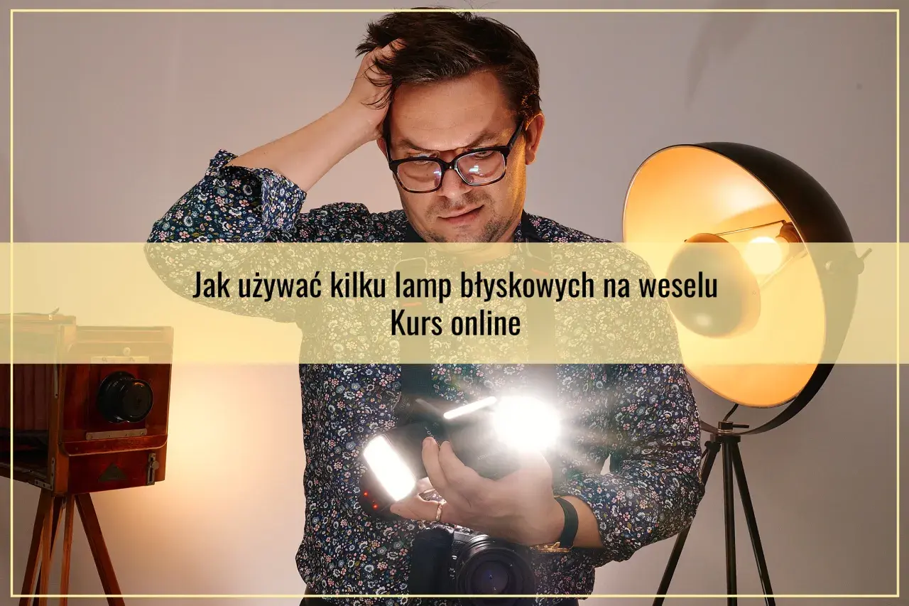 Mężczyzna z aparatem i lampami błyskowymi, uczący się jak używać kilku lamp błyskowych na weselu. Kurs fotografii online.