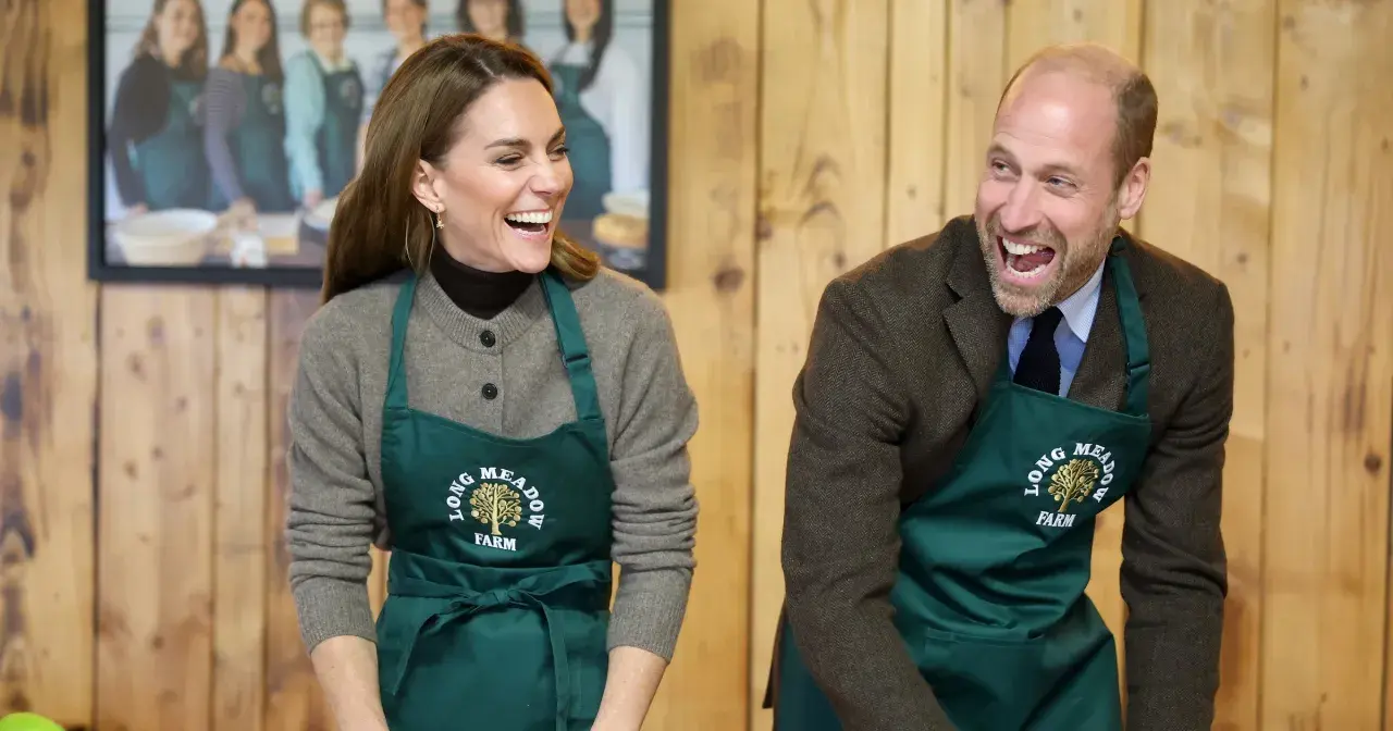 Księżna Kate i William śmieją się radośnie podczas wizyty w Long Meadow Farm. Najnowsze wiadomości z ich życia pełne są uśmiechu.