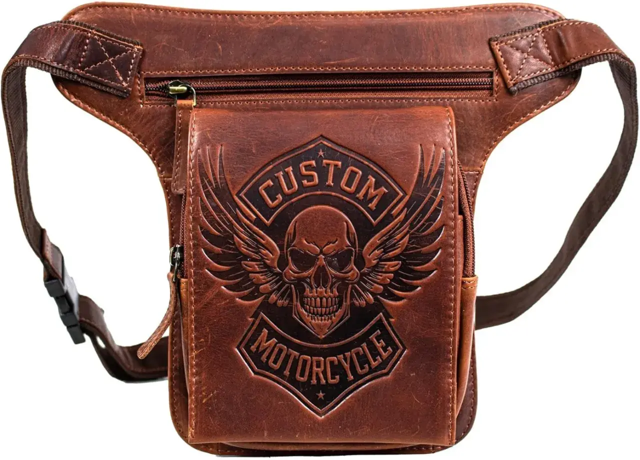 Borsa in pelle marrone con teschio alato e scritta "Custom Motorcycle". Perfetta per un look da motociclista vintage.