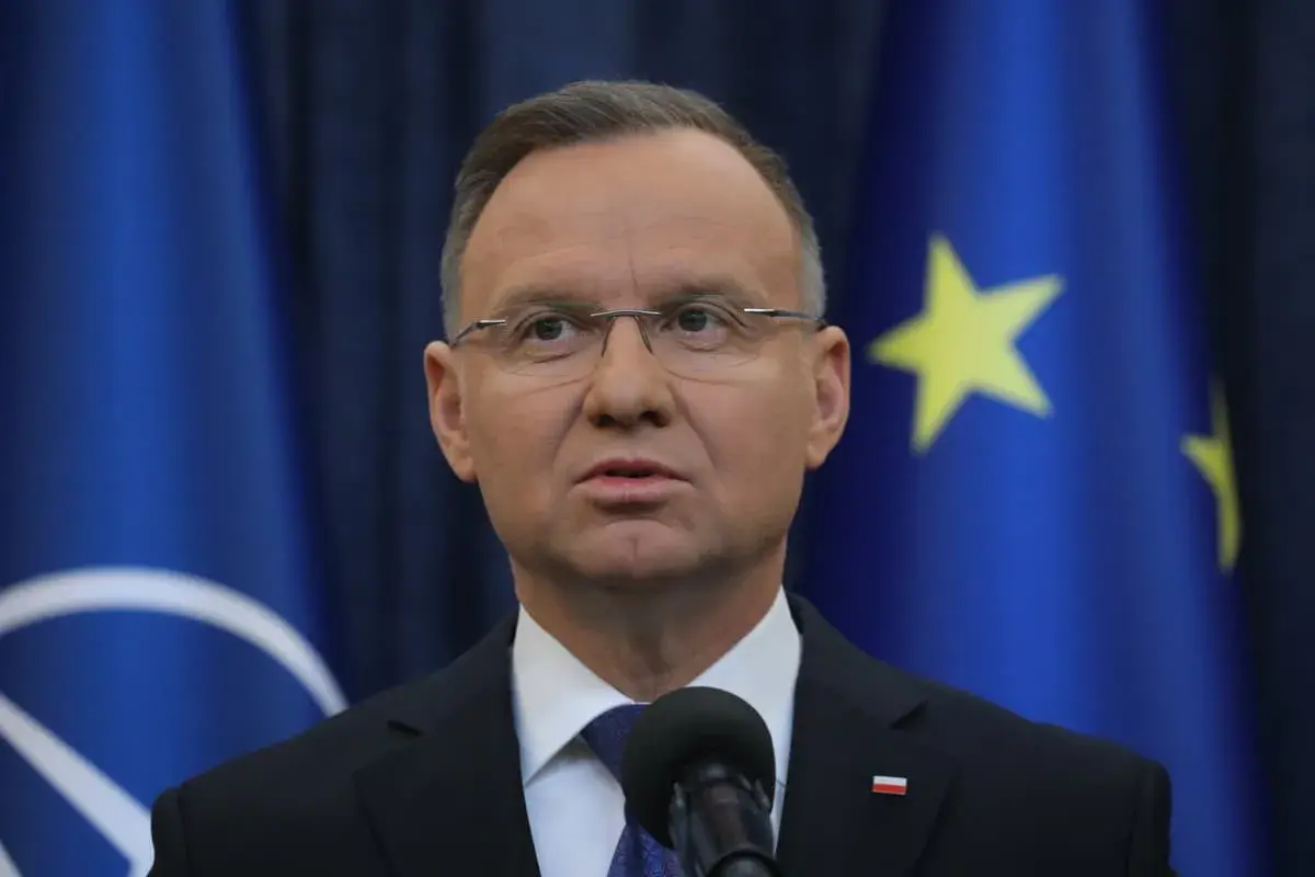 Prezydent Andrzej Duda, mimo nacisków własnej partii, odmówił ułaskawienia znanych polityków. Na zdjęciu widać go na tle flag UE i NATO.