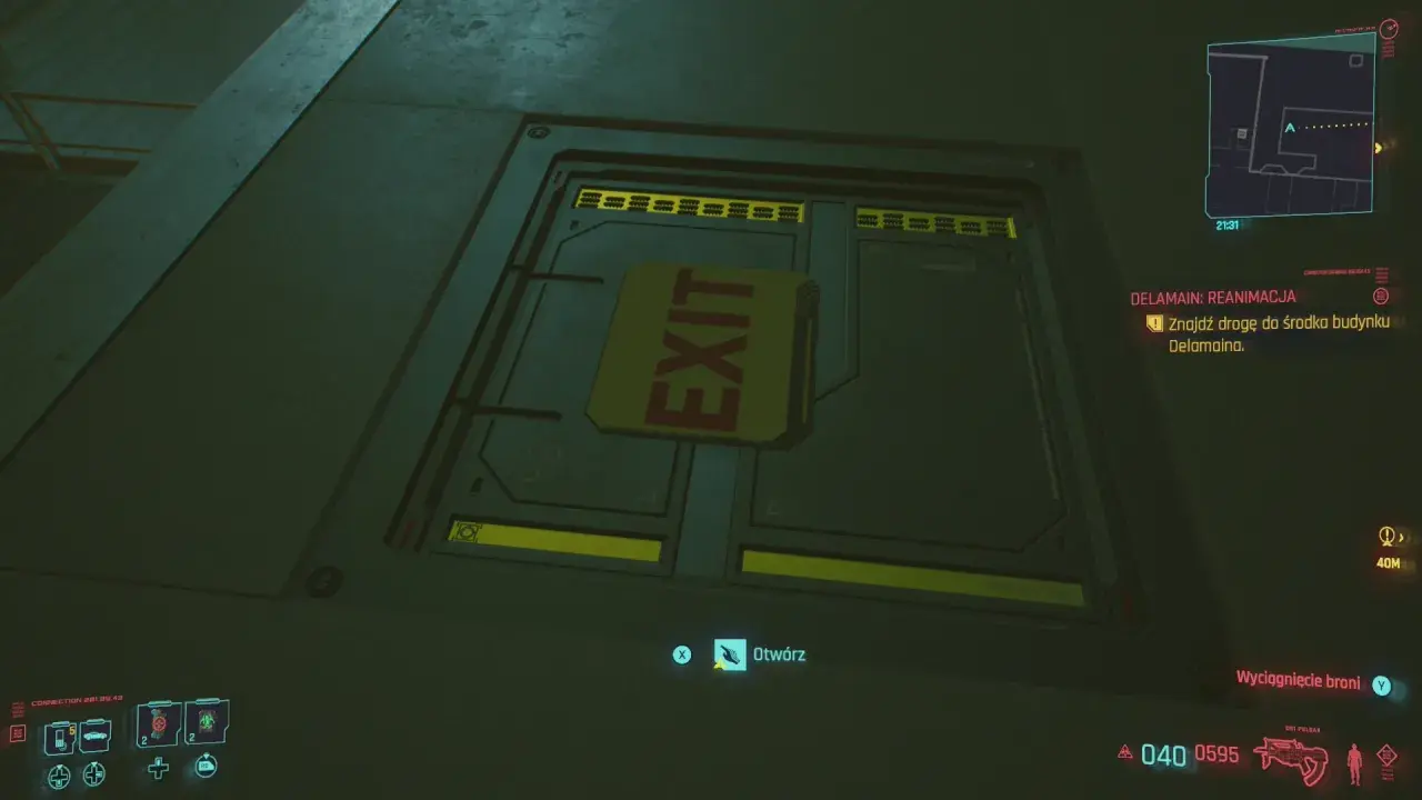 Drzwi z napisem "EXIT" w ramach misji "DELAMAIN: REANIMACJA". Trzeba znaleźć drogę do środka budynku.